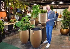 Salesmanager Christiaan Boot van Capi Europe met in handen een pot uit de nieuwe collectie designbloempotten, zowel voor binnen als buiten.